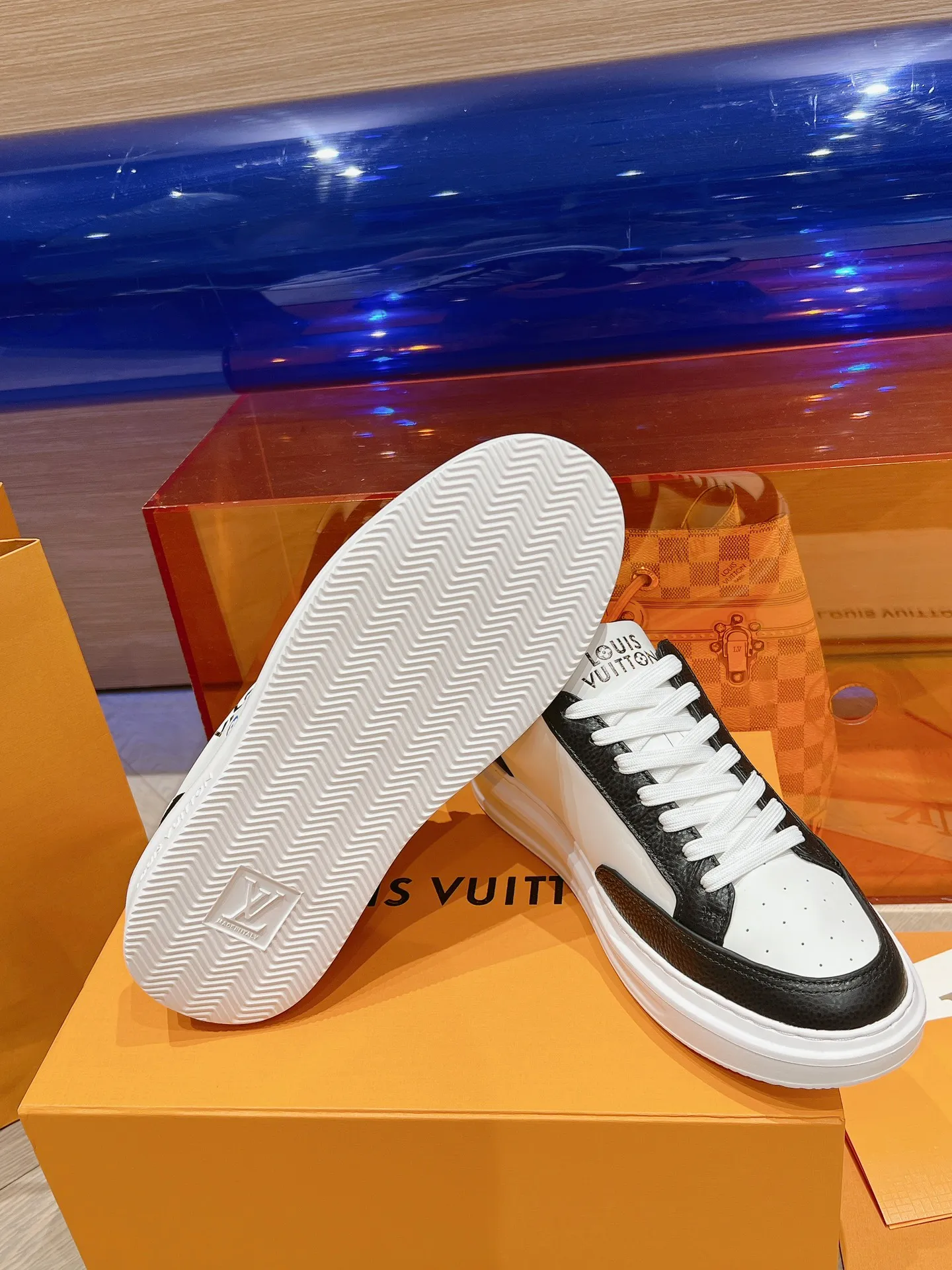 👟👟Ex-factory price 680👟👟 LV 2024 new height-increasing white shoes, color matching and leather craftsmanship, 3D logo embossing technology on the heel to increase the three-dimensional effect, pebbled cowhide, PU foam outsole! Super lightweight! Your feet won’t get tired from walking.  Code number: 37-45